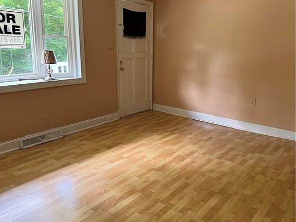 5th image of 115 Roosevelt St