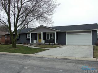 725 Angela Dr, Fostoria, OH 44830