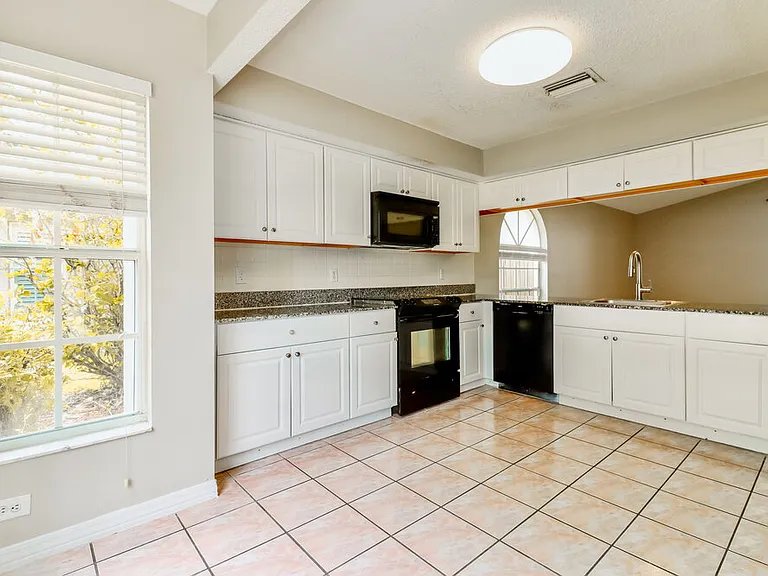 7921 Hathaway Dr — Photo 9