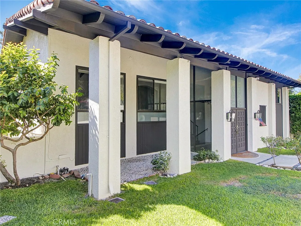 4 bed, 2.5 bath, 3056 sqft, $9,500 — Photo 2