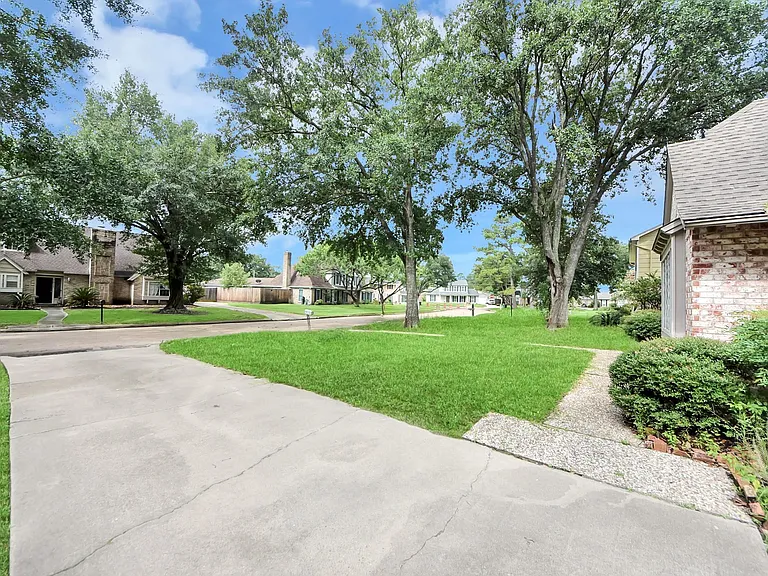7510 Renmark Ln — Photo 45