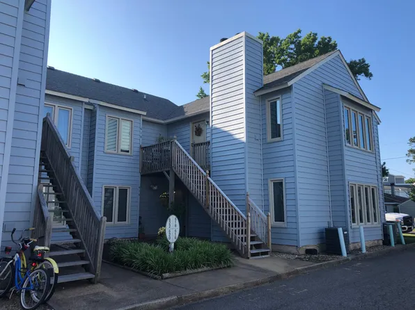 656 Pinewood Dr, Virginia Beach, VA 23451