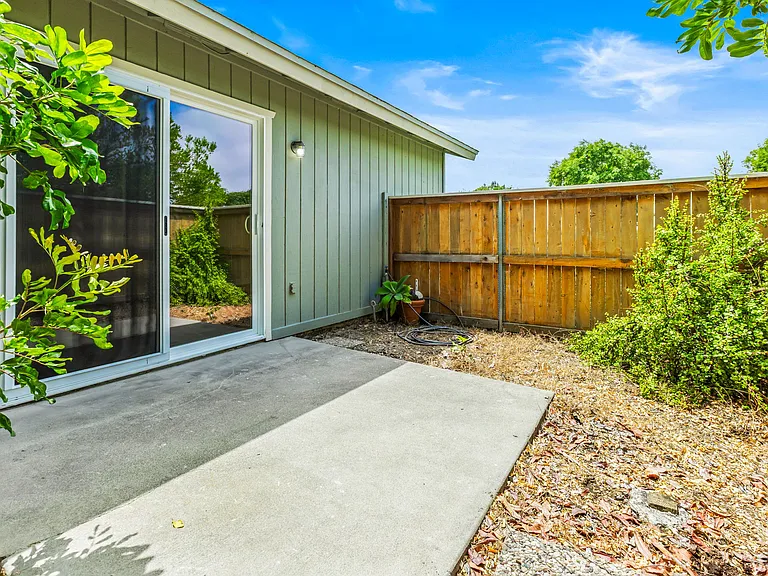 1809 Eastwood Ln — Photo 12