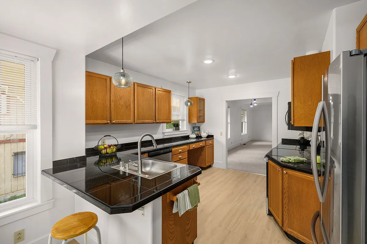 Building Photo - 2620 SW Dakota St #2