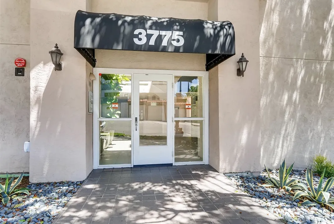 1 bed, 694 sqft, $2,695 — Photo 2