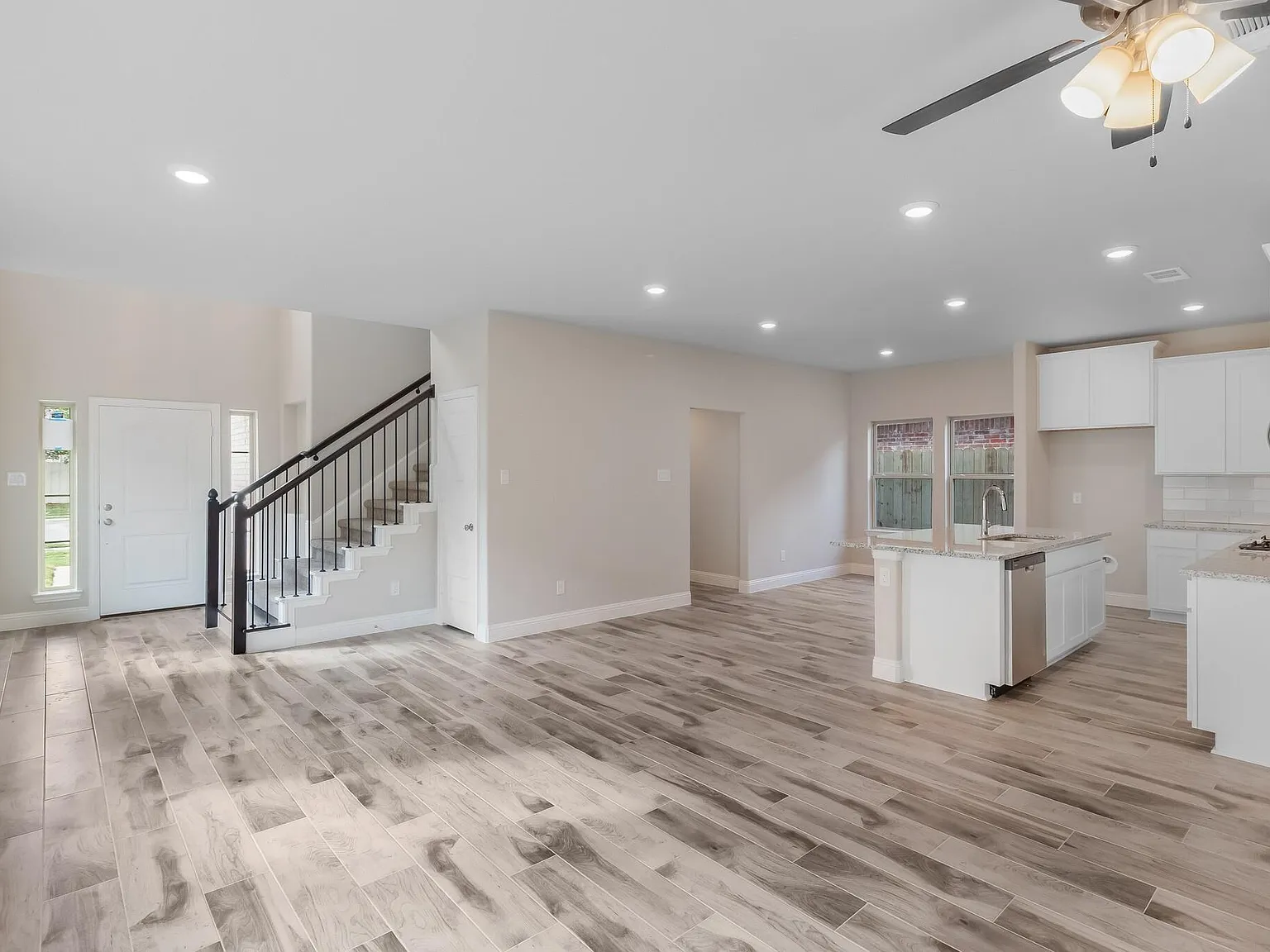 4 bed, 2304 sqft, $2,850 — Photo 2