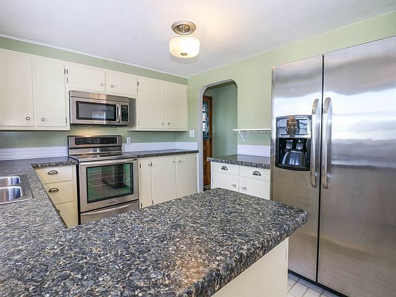 4th image of 922 Lincoln Ave