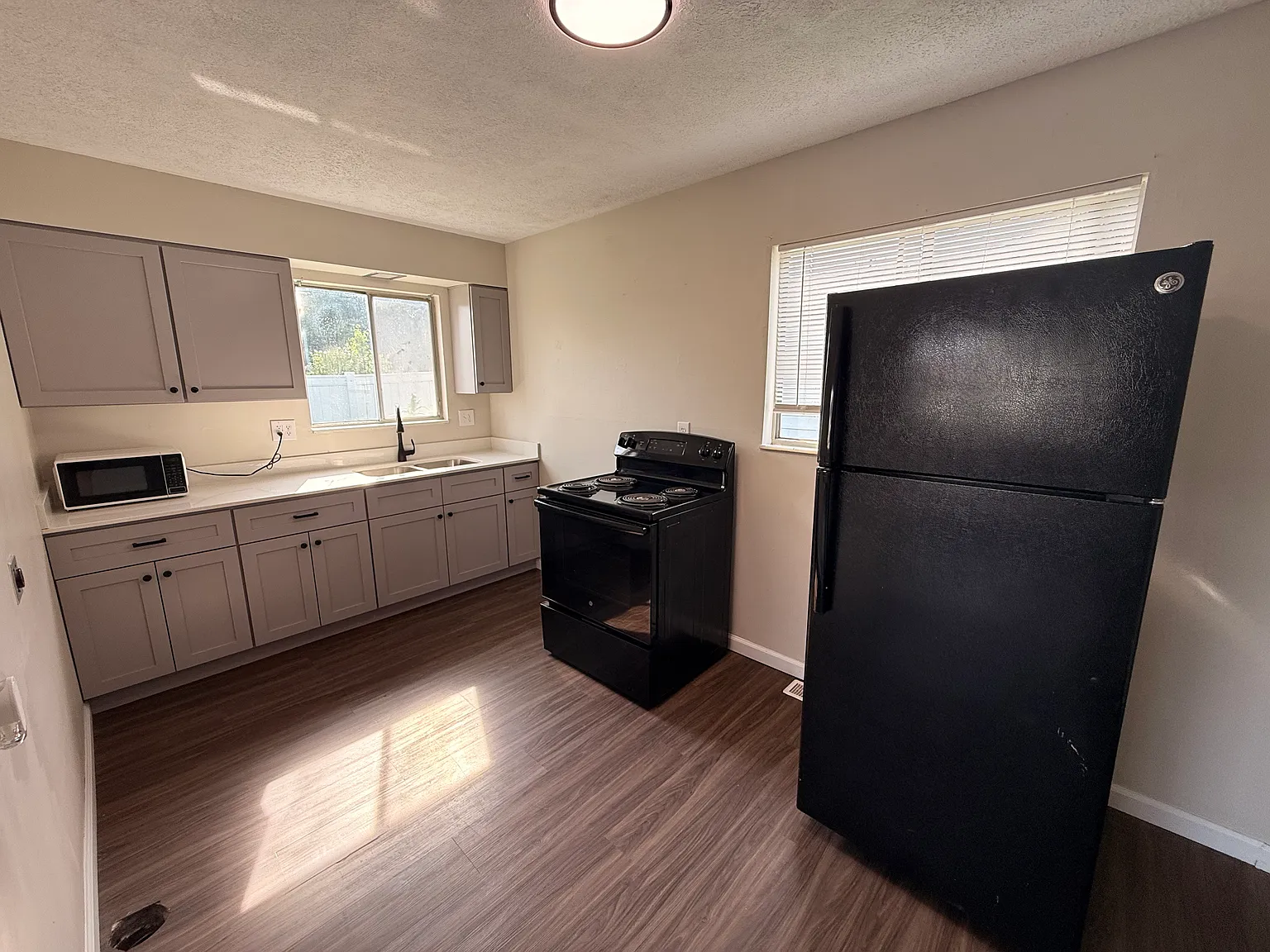 2 bed, 900 sqft, $900 — Photo 3