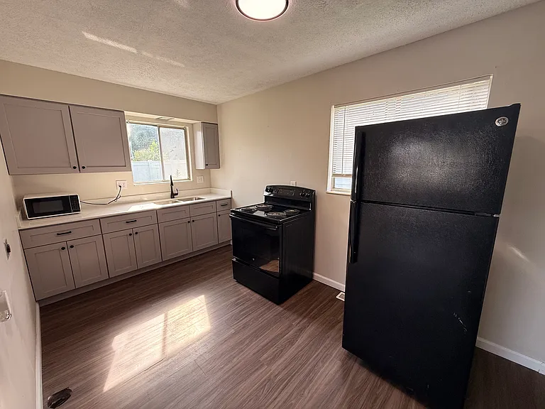613 Vine St — Photo 3