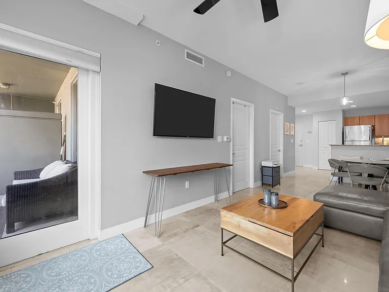 300 W Beech St #204 — Photo 8