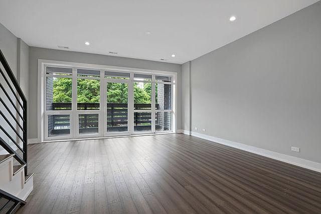 1st image of 1530 W Oakdale Ave #2