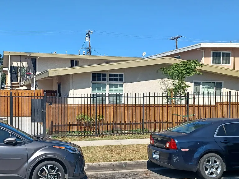 10211 Crenshaw Blvd — Photo 12