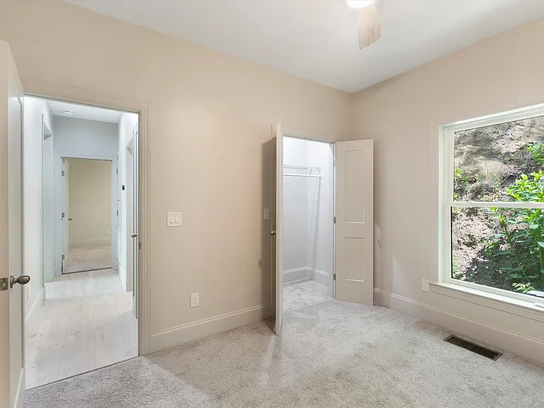 136 Blythe Rd — Photo 11