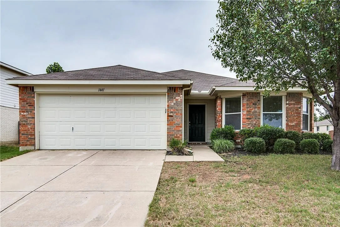 3 bed, 2.0 bath, 1585 sqft, $2,050 — Photo 1