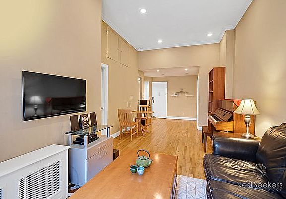 4th image of 252 W 74th St #10