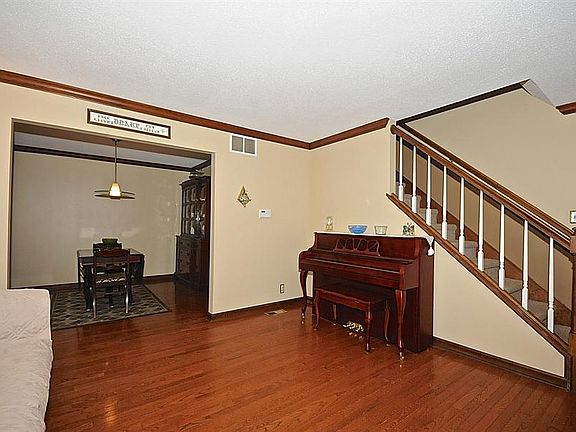 4th image of 125 Lexington Ct