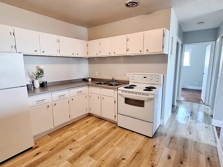 715 Douglas St — Photo 5