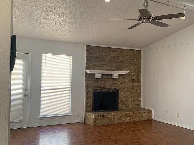 2926 Lake Park Dr — Photo 2