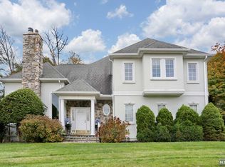 6 Rio Vista Dr, Mahwah, NJ 07430