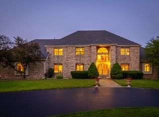 8760 N Dean Cir, River Hills, WI 53217