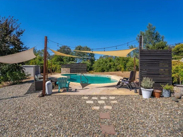 1394 Mistletoe Ln, Redding, CA 96002