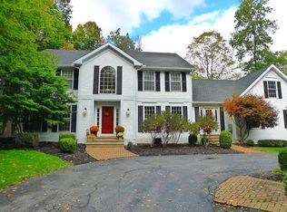 7541 River Oaks Trl, Gates Mills, OH 44040