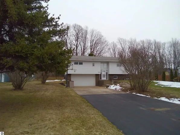 4396 Foxfire Dr, Traverse City, MI 49684