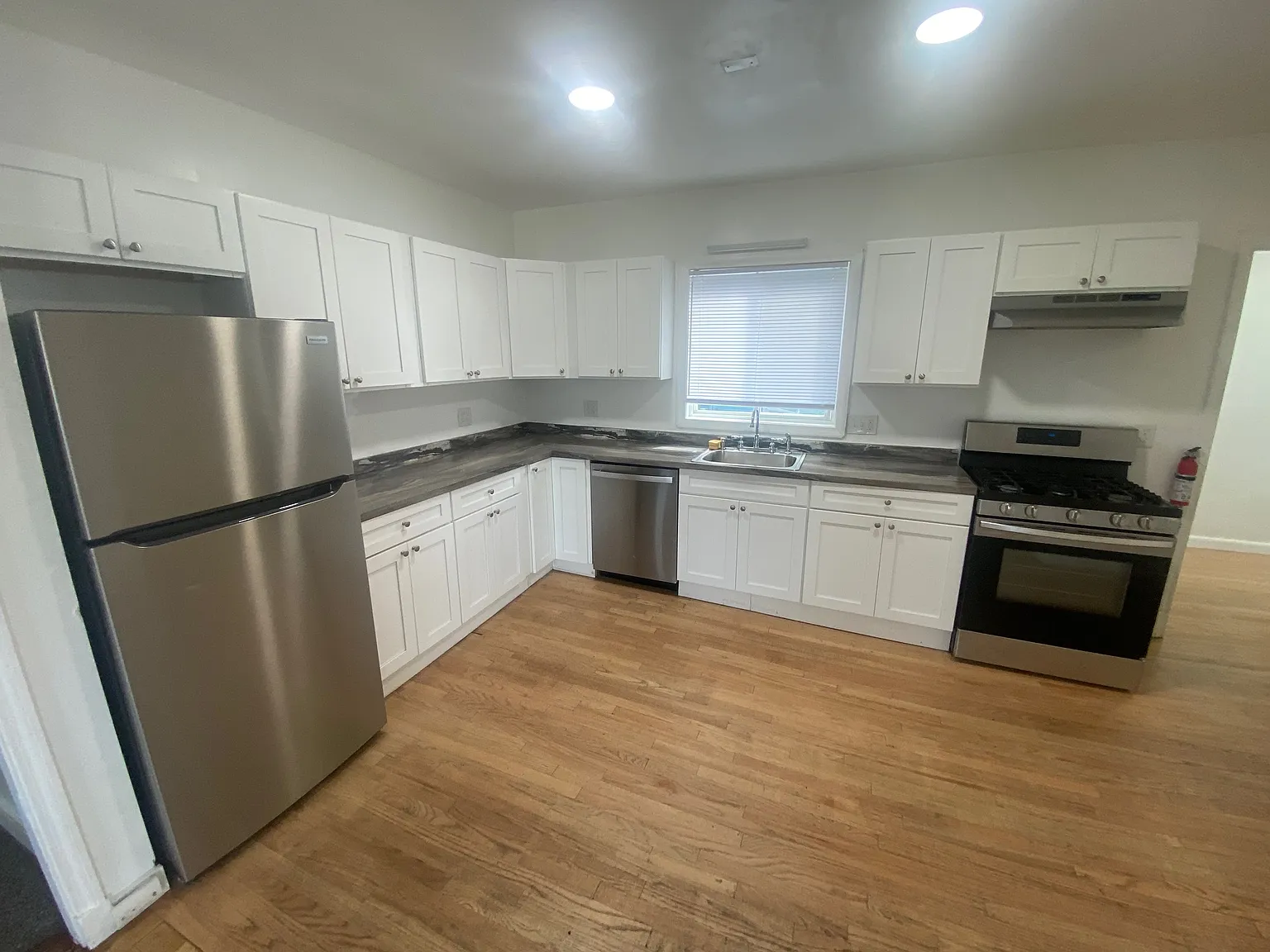 3 bed, 1.5 bath, 1000 sqft, $3,000 — Photo 3