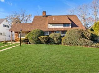 18 Ash Ln, Hicksville, NY 11801