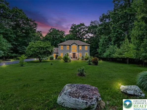 2117 White Dove Dr, East Stroudsburg, PA 18302