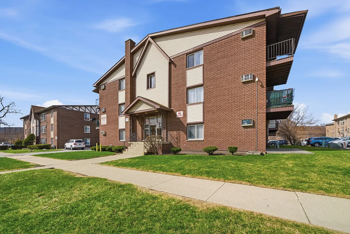 Building Photo - 9940 Nottingham Ave #206