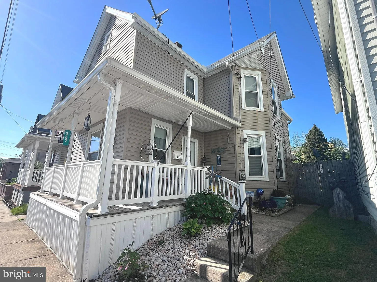 367 W Queen St photo 1