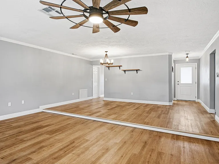 330 Scott Ct — Photo 4