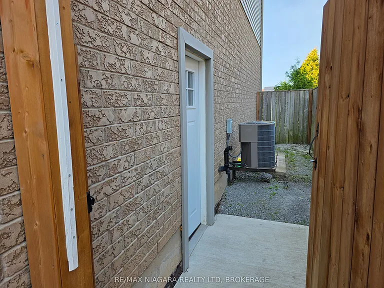 8383 Heikoop Cres #LOWER LEVEL — Photo 11