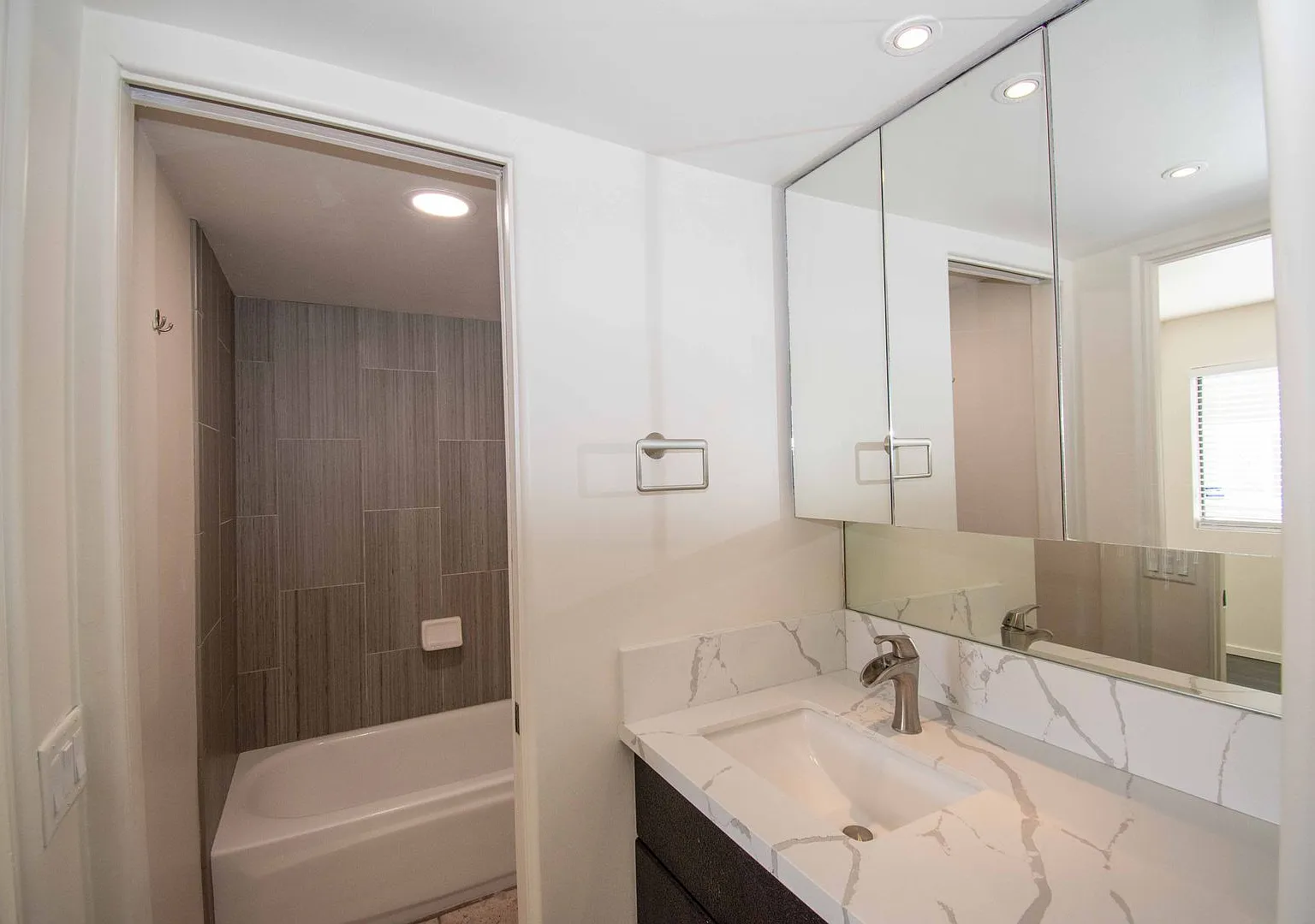 Updated North Park 2 Bedroom Home With Garage and In Unit W/D — Photo 4