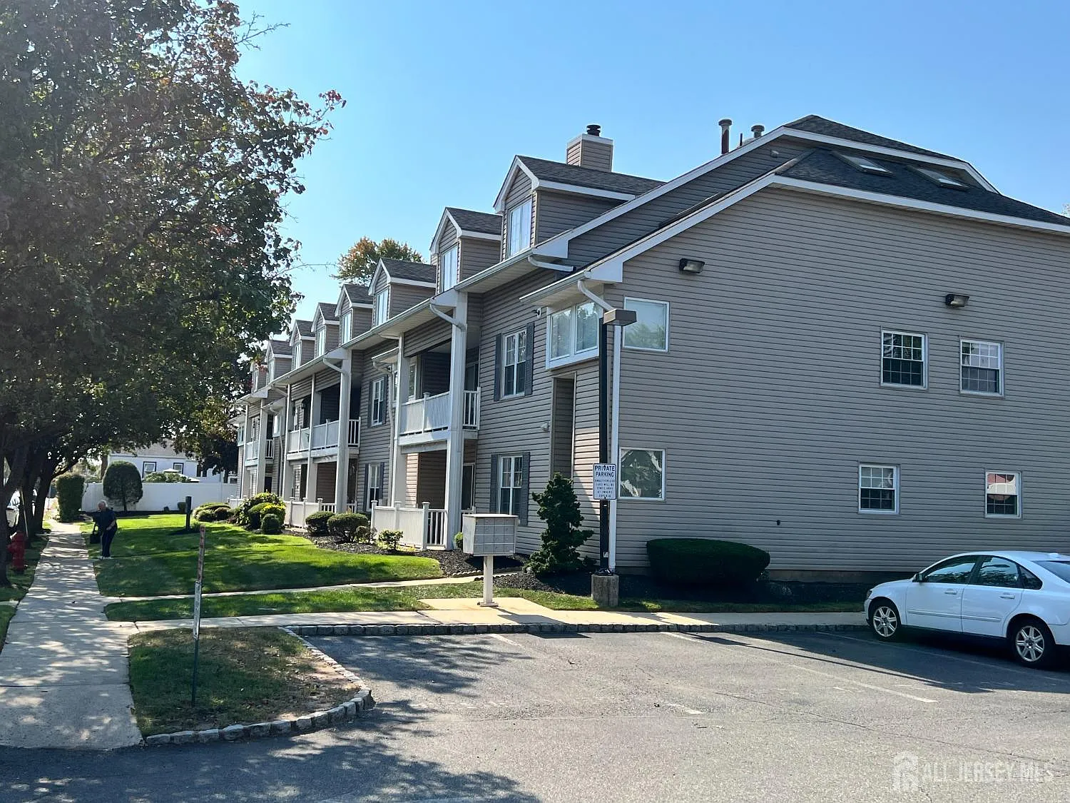 904 Montague Ave photo 1