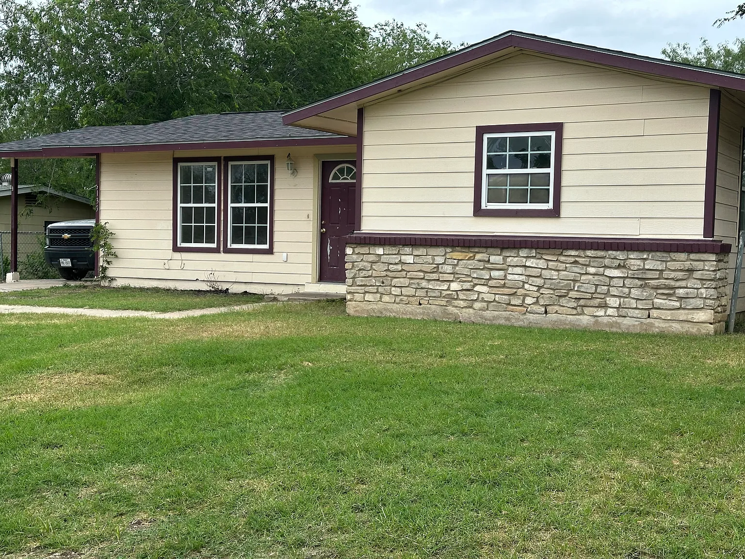 3 bed, 998 sqft, $1,395 — Photo 1