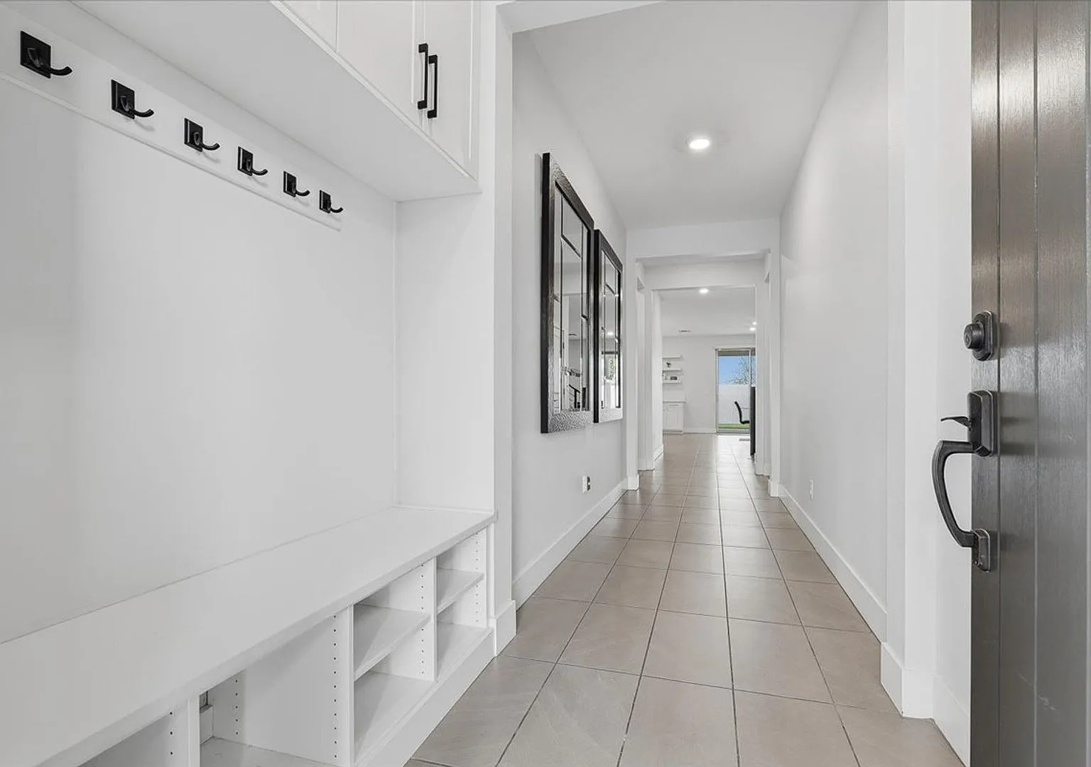 Luxury 5-Bedroom Home | Custom Bar, Dual En-Suites & Beautiful Backyard — Photo 3