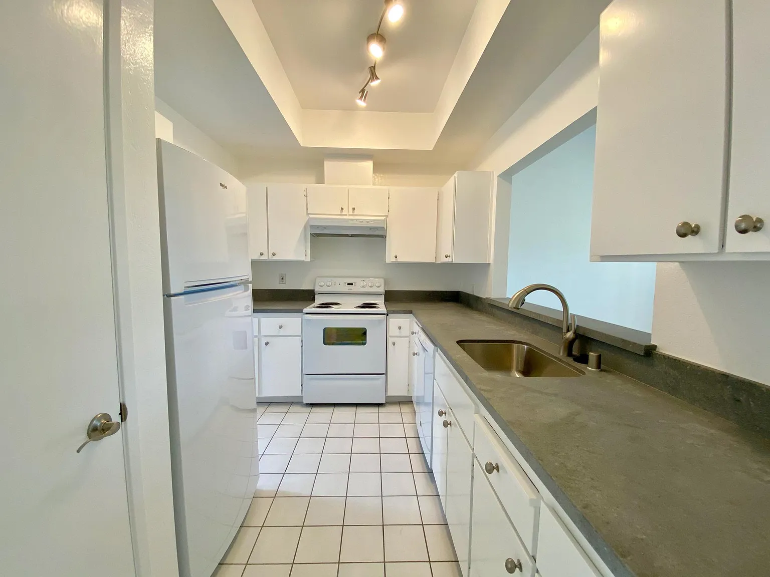 2 bed, 1.5 bath, 1248 sqft, $4,300 — Photo 2