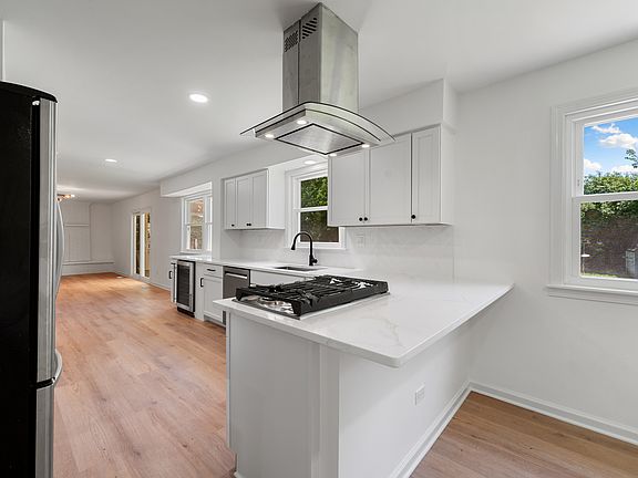 5th image of 1051 N King Charles Ct