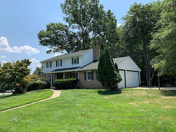 2nd image of 15818 Bradford Dr