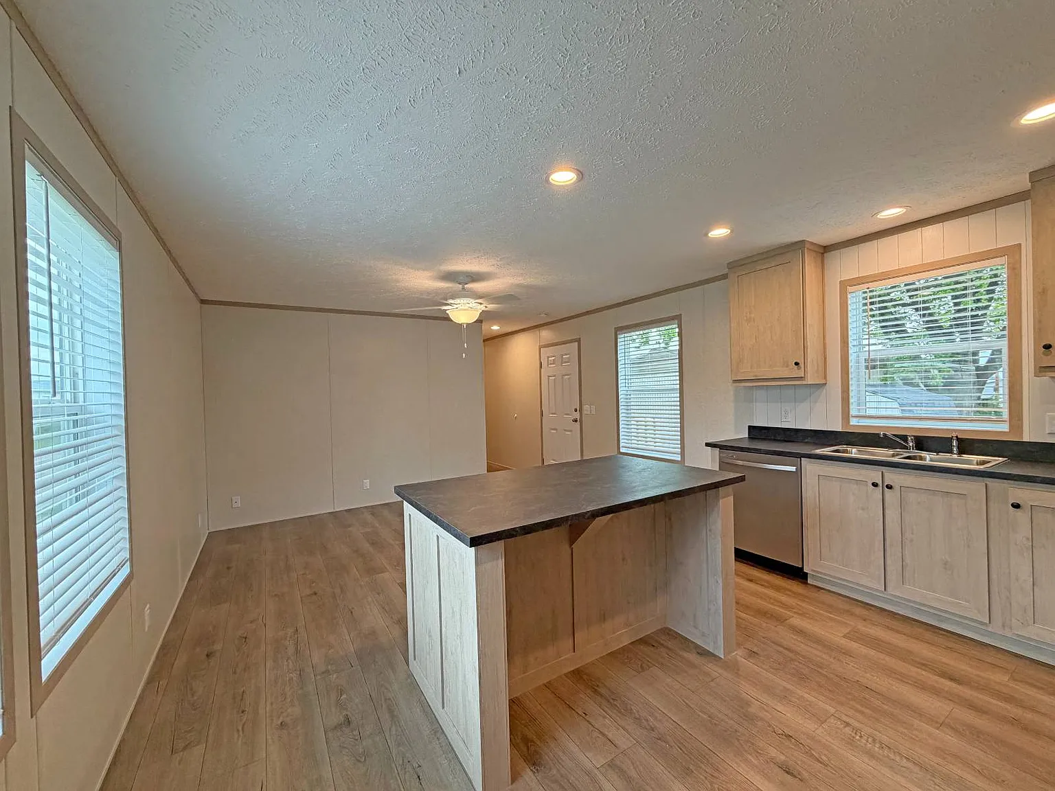3 bed, 2.0 bath, 990 sqft, $1,500 — Photo 3