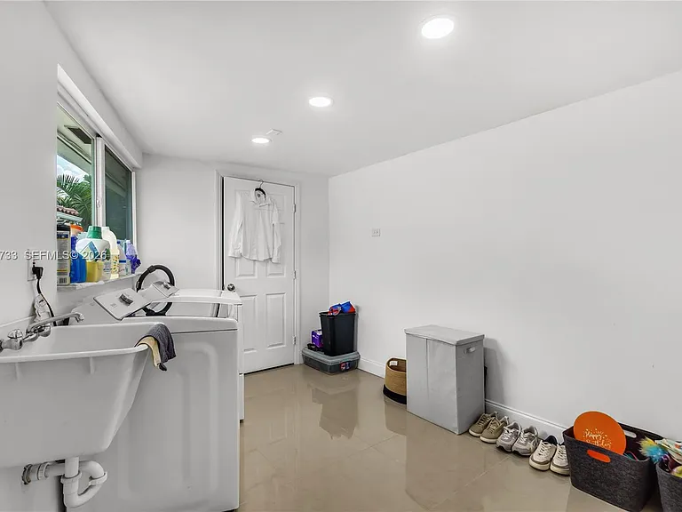2424 NE 18th Ave — Photo 30