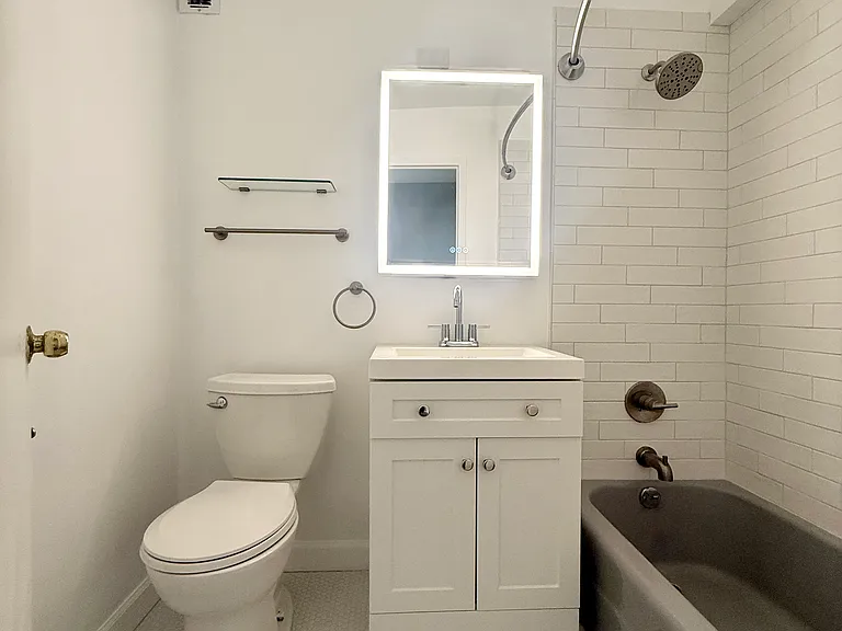 555 W Cornelia Ave #1605 — Photo 8