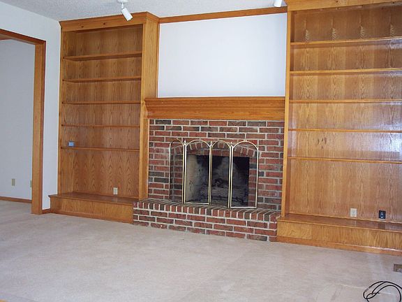 Family room w/ built-ins & fireplace