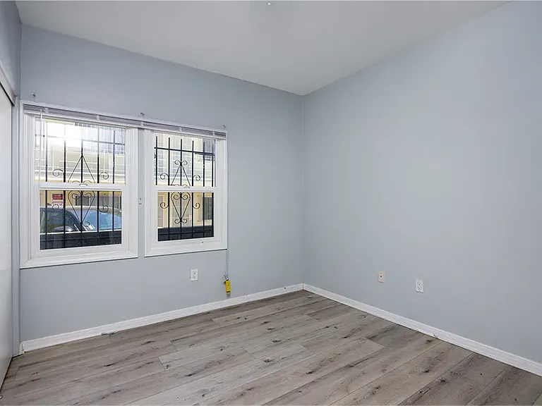 1220 W 27th St — Photo 32