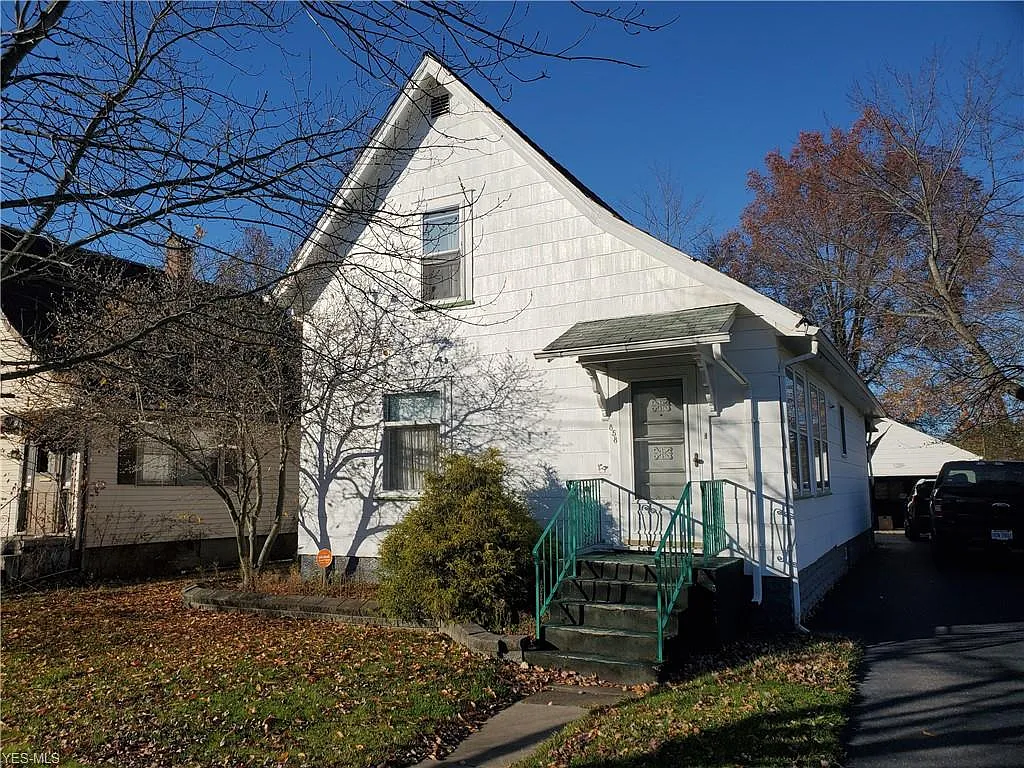 858 Oak St SW photo 1