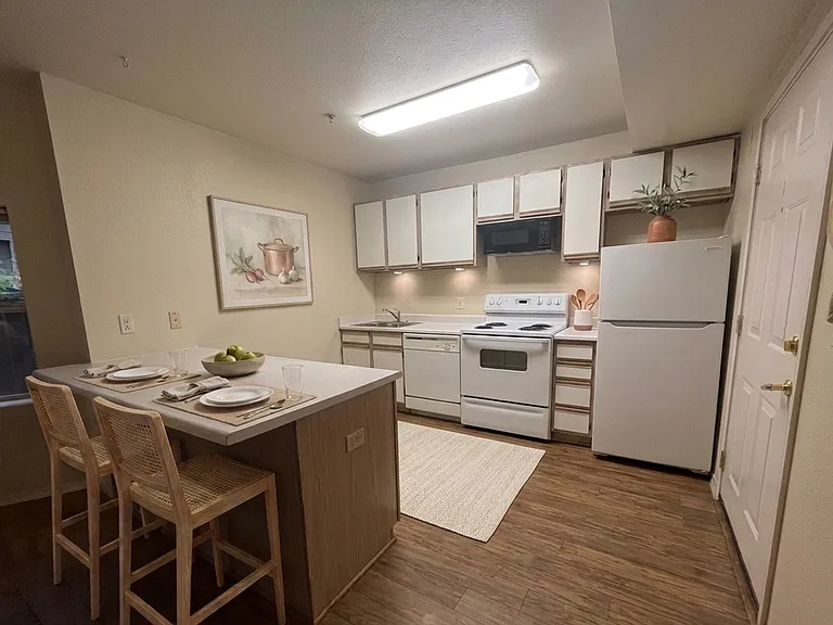 Everett Street Aparments — Photo 12