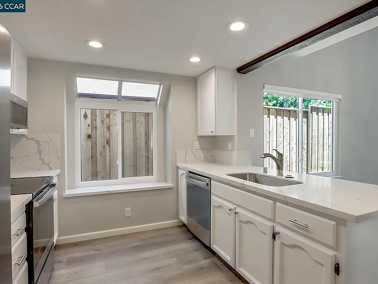 1539 Trimingham Dr — Photo 10