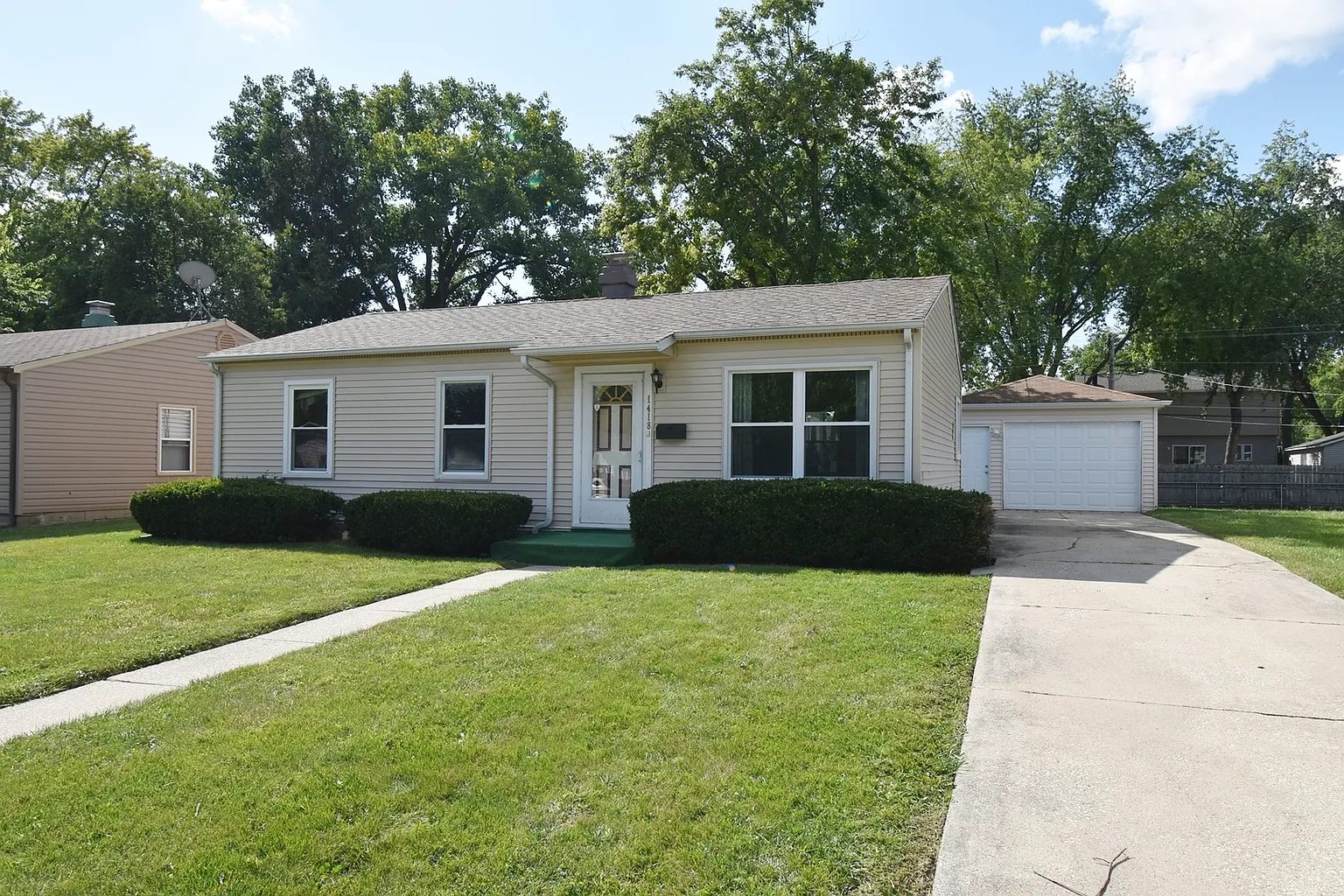 1418 Crestwood Dr photo 1